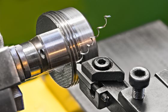 The CNC lathe machine thread cutting