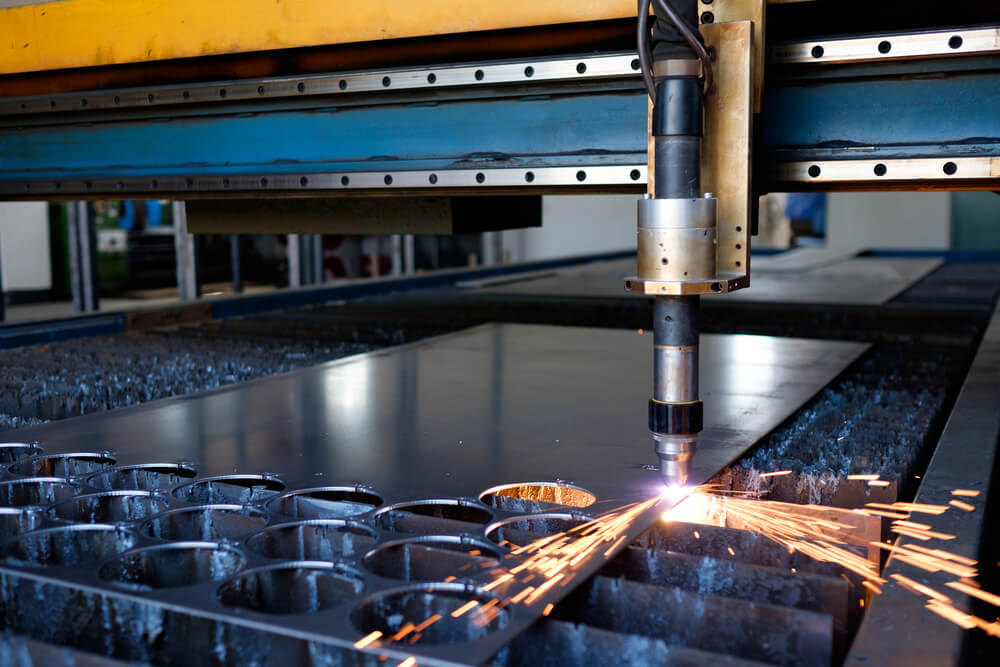 Plasma cutting machine, thick metal cutting, metal cut process, carpentry metalwork industry.